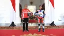 Presiden Joko Widodo berfoto dengan pembalap Pramac Racing, Jorge Martin di Istana Merdeka, Jakarta, Rabu (16/3/2022). Para pembalap datang dengan memakai setelah baju khusus balap motor yang akan dipakai dalam Grand Prix Indonesia di Mandalika pada 20 Maret 2022 (Lukas - Biro Pers/Setpres)