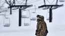 Pasukan Angkatan Pertahanan Jepang (SDF) bersiap melakukan penyelamatan setelah terjadi letusan Gunung Kusatsu-Shirane di Kusatsu, Jepang, Selasa (23/1). Belasan pemain ski terluka terkena terjangan batu dan longsoran salju. (Muneyuki Tomari/Kyodo via AP)