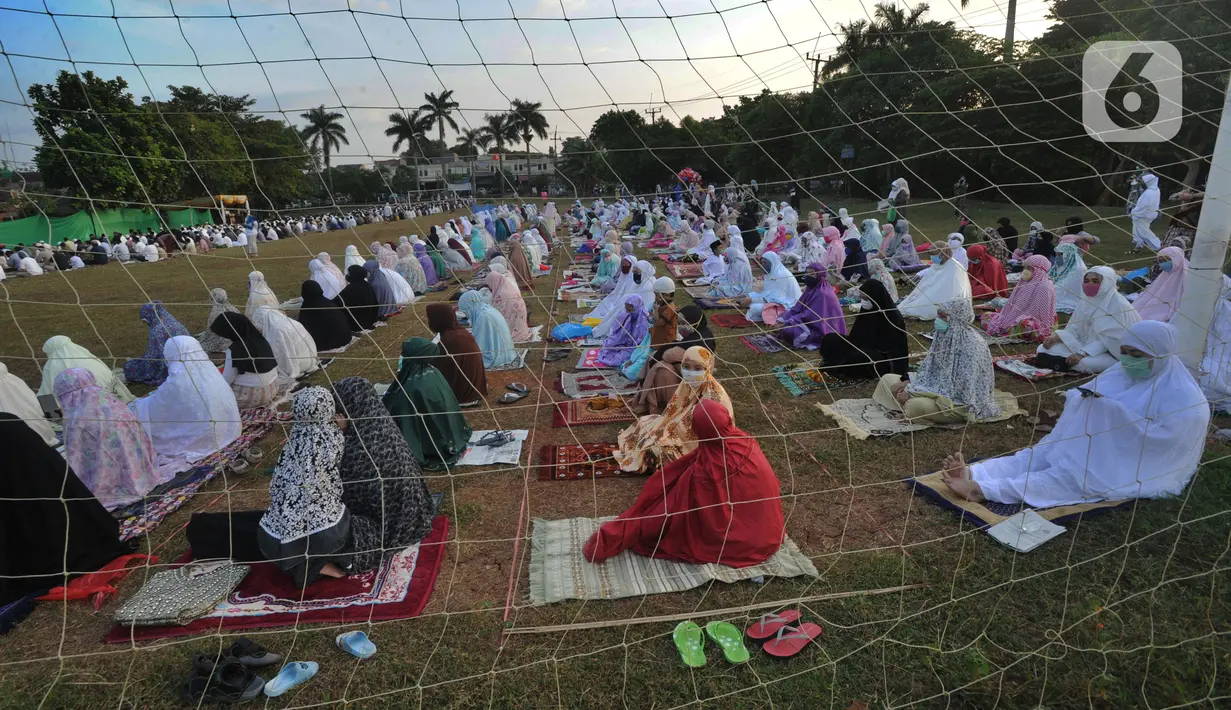 Warga melaksanakan salat Idul Adha di Lapangan Perumahan Sawangan Permai, Depok, Jawa Barat, Jumat (31/7/2020). Hari ini, seluruh umat muslim di dunia merayakan Idul Adha 1441 H yang dilanjutkan dengan pemotongan hewan kurban. (merdeka.com/Arie Basuki)