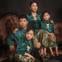 Sarwendah bersama ketiga anaknya lakukan sesi foto keluarga bernuansa khas Keraton [@sarwendah29]