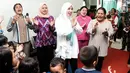 Ketum Bhayangkari, Tri Suswati Tito Karnavian bersama Polwan melakukan trauma healing dengan mengajak bernyanyi dan bermain bersama anak-anak  korban bencana banjir Sentani di Kabupaten Jayapura, Papua, Jumat (22/3).(Liputan6.com/Pool/Humas Mabes Polri)
