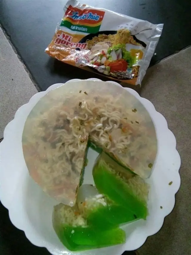tingkah nyeleneh orang Indonesia (foto: twitter/@CrazyinINA)