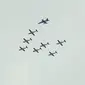 Formasi terbang Jupiter Aerobatic Team ketika terbang di langit Kota Pekanbaru. (Liputan6.com/M Syukur)