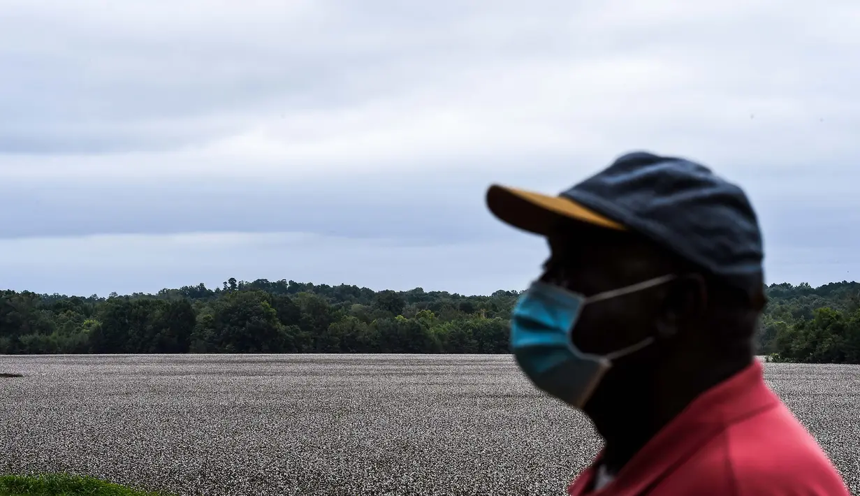Roosevelt Cruel melihat saat dia berdiri di dekat sebuah perkebunan kapas di Fayette, Jefferson County, Mississippi (28/9/2020). Dampak perbudakan di wilayah Amerika Serikat bagian Selatan ini tetap terlihat. (AFP/Chandan Khanna)