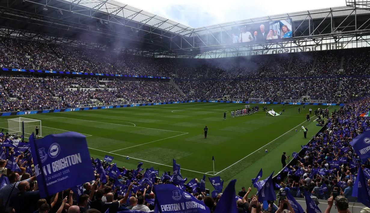 Suporter Everton memadati Stadion Hill Dickinson dalam laga Liga Inggris antara Everton melawan Brighton pada Minggu (24/08/2025) waktu setempat. (AFP/Darren Staples)