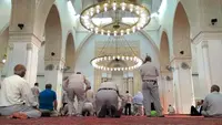 Jemaah asal Turki salat di dalam masjid. (Liputan6.com/Wawan Isab Rubiyanto)