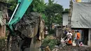 Sebanyak 790 personil gabungan diterjunkan untuk menormalisasi kali Mampang dengan melakukan pendalaman, (19/8/2014). (Liputan6.com/Miftahul Hayat)