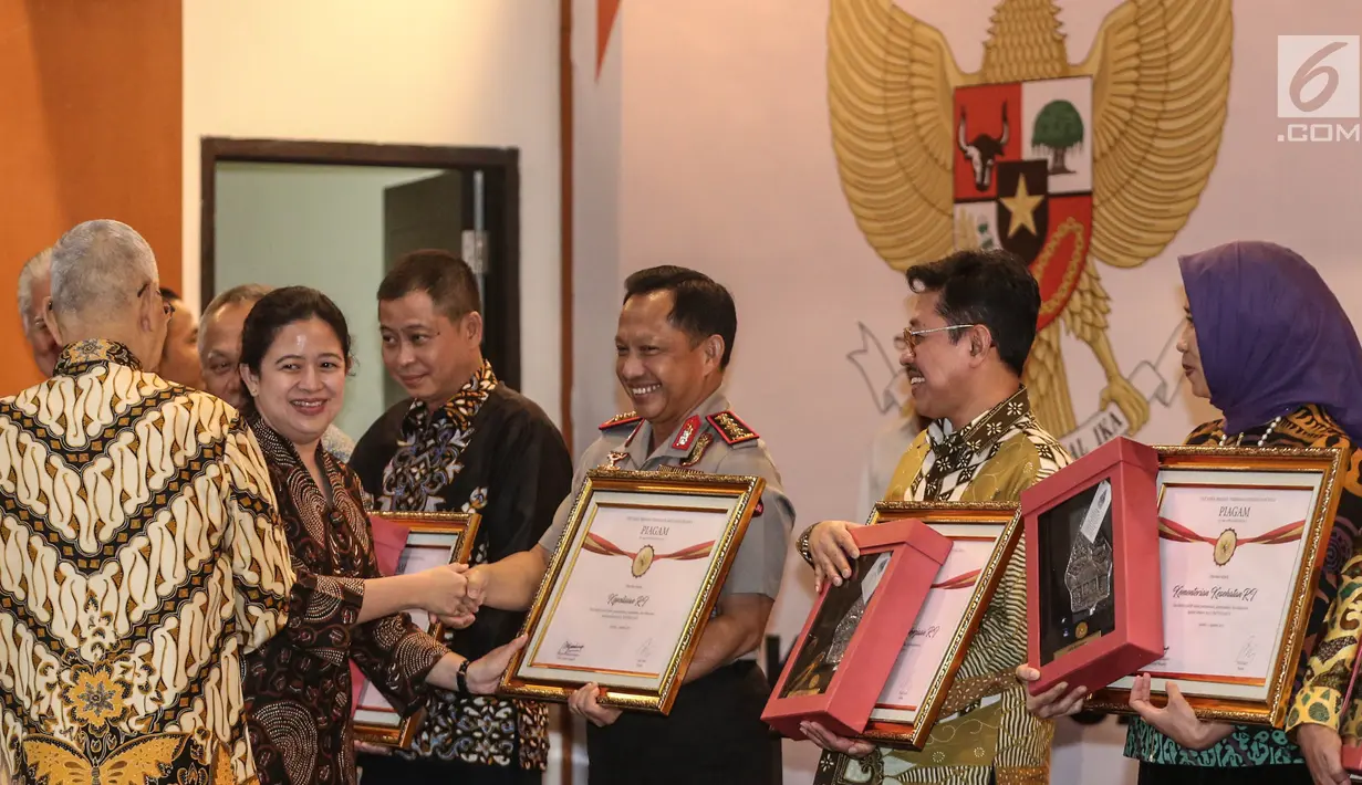 Menko PMK, Puan Maharani memberikan penghargaan Prestasi Penyelenggaraan Lebaran 2017 kepada Kapolri Jendral Tito Karnavian di Jakarta, Selasa (1/8). UKP-PIP memberi penghargaan kepada 15 instansi pemerintah. (Liputan6.com/Faizal Fanani)
