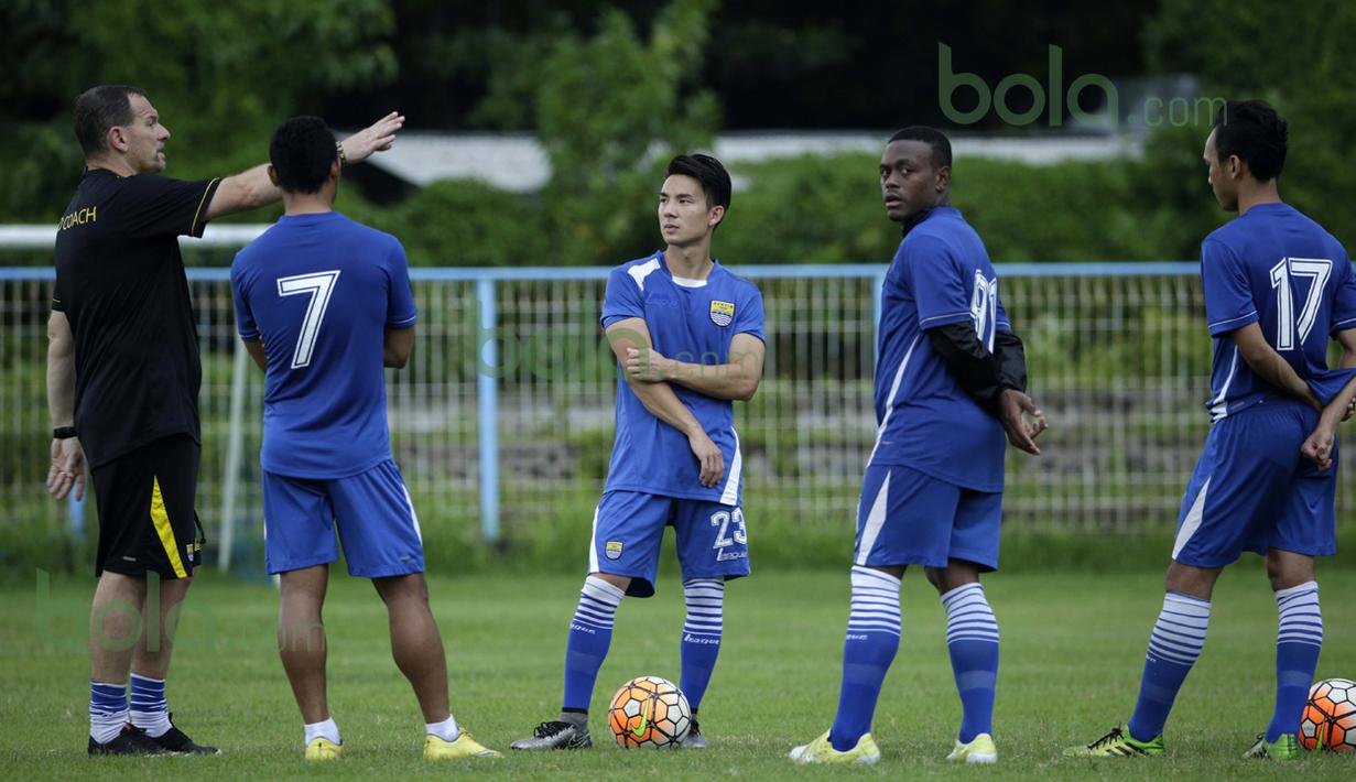 Dejan Antonic, pelatih Persib Bandung memberi pengarahan kepada pemainnya pada sesi latihan sore jelang melawan Arema Cronus dalam turnamen sepak bola Bali Island 2016 di Stadion Gelora Samudra, Kuta, Bali, Senin (22/2/2016). (Bola.com/Peksi Cahyo)