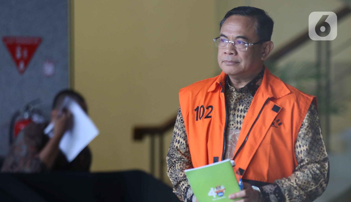 Bupati Pati nonaktif, Sudewo, berjalan menuju mobil tahanan usai menjalani pemeriksaan di Gedung Merah Putih Komisi Pemberantasan Korupsi (KPK), Jakarta, Kamis (12/2/2026). Komisi Pemberantasan Korupsi (KPK) kembali melakukan pemeriksaan lanjutan terhadap Bupati Pati nonaktif Sudewo. (Liputan6.com/Helmi Fithriansyah)