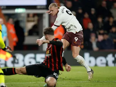 Pemain Manchester City, Erling Haaland (kanan) mencoba melakukan tendangan ke gawang saat pertandingan sepak bola Liga Premier Inggris melawan Bournemouth di Stadion Vitality, Inggris, Sabtu, 24 Februari 2024. (AP Photo/David Cliff)