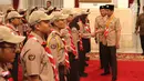 Presiden Joko Widodo (kanan) menyalami Kontingen Gerakan Pramuka Indonesia saat upacara  pelepasan di Istana Negara, Jakarta, Jumat (19/7/2019). Kontingen Gerakan Pramuka Indonesia mengirimkan 67 peserta untuk menghadiri Jambore Pramuka Dunia XXIV. (Liputan6.com/Angga Yuniar)