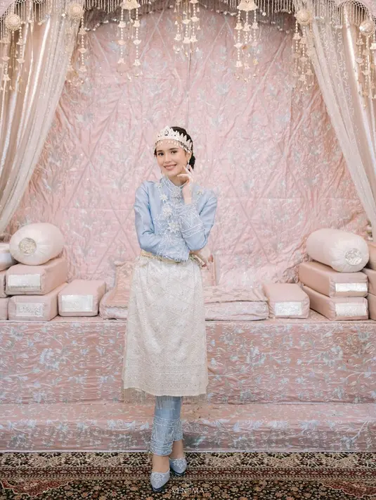 Lalu, ada prosesi Boh Gaca yang dilalui Beby Tsabina dalam balutan busana adat Aceh bernuansa biru muda yang lembut. [Foto: Instagram/bebytsabina]