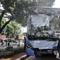 Polisi memeriksa kondisi Bus Transjakarta yang mengalami ringsek usai menabrak Pos Lantas PGC Cililitan, Jakarta Timur, Kamis (2/12/2021). Kecelakaan melukai seorang petugas. (merdeka.com/Iqbal S. Nugroho)