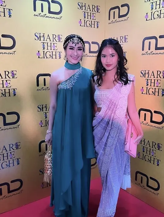 Iis Dahlia dengan dress one shoulder warna hijau, lengkap dengan riasan kepalanya. Sementara, putrinya Salshadilla mengenakan pakaian khas perempuan India bermotif. [@manojpunjabimd]