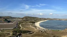 Sirkuit Mandalika yang kini menjadi venue ajang seri keempat Asia Road Racing Championship 2023, 11 hingga 13 Agustus 2023, menjadi salah satu arena balap motor dengan panorama yang indah. Keindahannya tak lain karena Sirkuit Mandalika berbatasan langsung dengan pantai pesisir selatan Pulau Lombok. Sungguh indah melihatnya dari atas ketinggian Bukit Seger seperti yang Bola.com alami pada Jumat, (11/8/2023). Berikut beberapa penampakannya. (Bola.com/Iqri Widya)