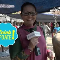 Aliando Syarief ikut berbagi di Hari Raya Idul Adha. Ibunda Aliando, Tengku Resi Revado menceritakan bahwa anaknya tidak tega melihat proses pemotongan.