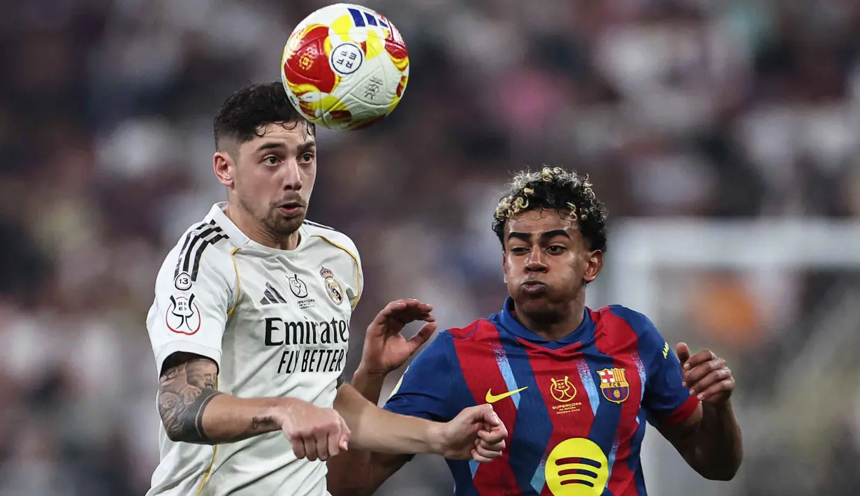 Paruh kedua pertandingan dimulai dengan intensitas tinggi. Serangan silih berganti dilakukan. Tampak dalam foto, gelandang Real Madrid asal Uruguay, Federico Valverde (kiri) dan penyerang Barcelona asal Spanyol, Lamine Yamal berebut bola saat pertandingan final Piala Super Spanyol di King Abdullah Sports City Stadium, Jeddah pada Minggu 11 Januari 2026 waktu setempat atau Senin 12 Januari 2026 dini hari WIB. (Fadel SENNA/AFP)
