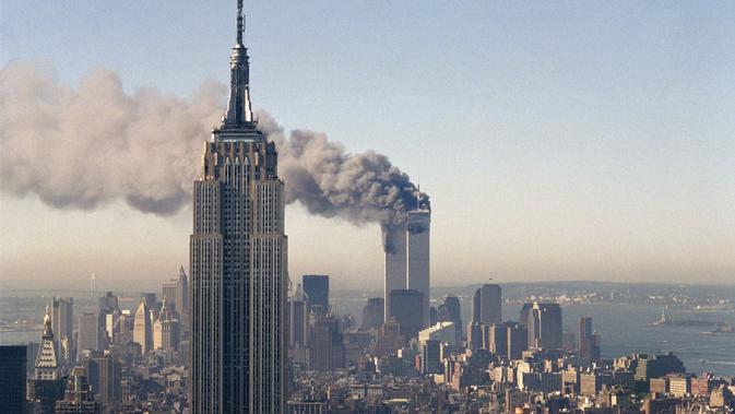 Manhattan, Kota New York pada saat tragedi 11 September 2001. Di kejauhan, asap yang mengepul bersumber dari menara kembar World Trade Center sehabis dihantam dua pesawat, yang membuat kedua gedung runtuh (AP PHOTO)