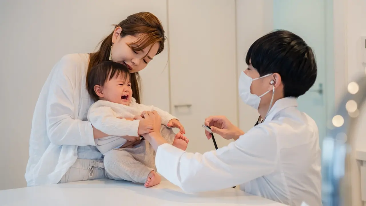 ibu dan anak rewel dibawa ke dokter
