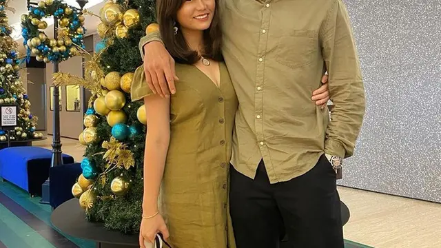 FOTO: Kebersamaan Denny Sumargo dan Istri Pakai Outfit Couple, Romantis