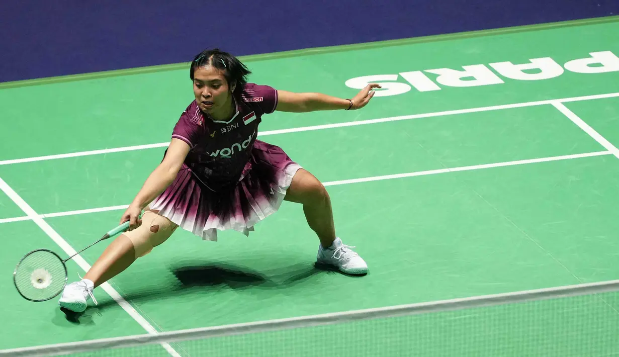 Meski sempat tertinggal hingga interval babak awal, Gregoria Mariska Tunjung langsung tancap gas dan berhasil memimpin sekaligus mengamankan gim pertama. (Dimitar DILKOFF/AFP)