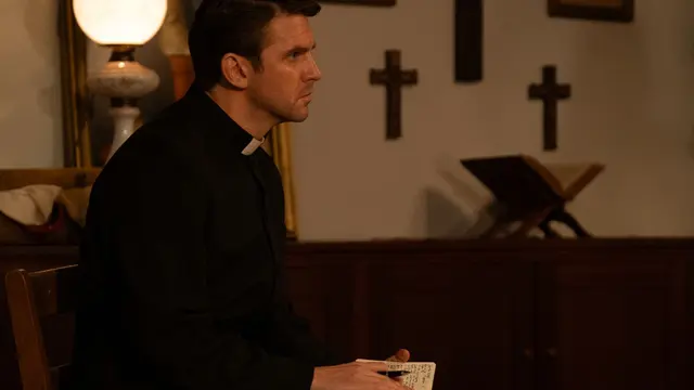 Dan Stevens sebagai Father Joseph Steiger dalam film The Ritual. (Foto: Dok. XYZ Films)