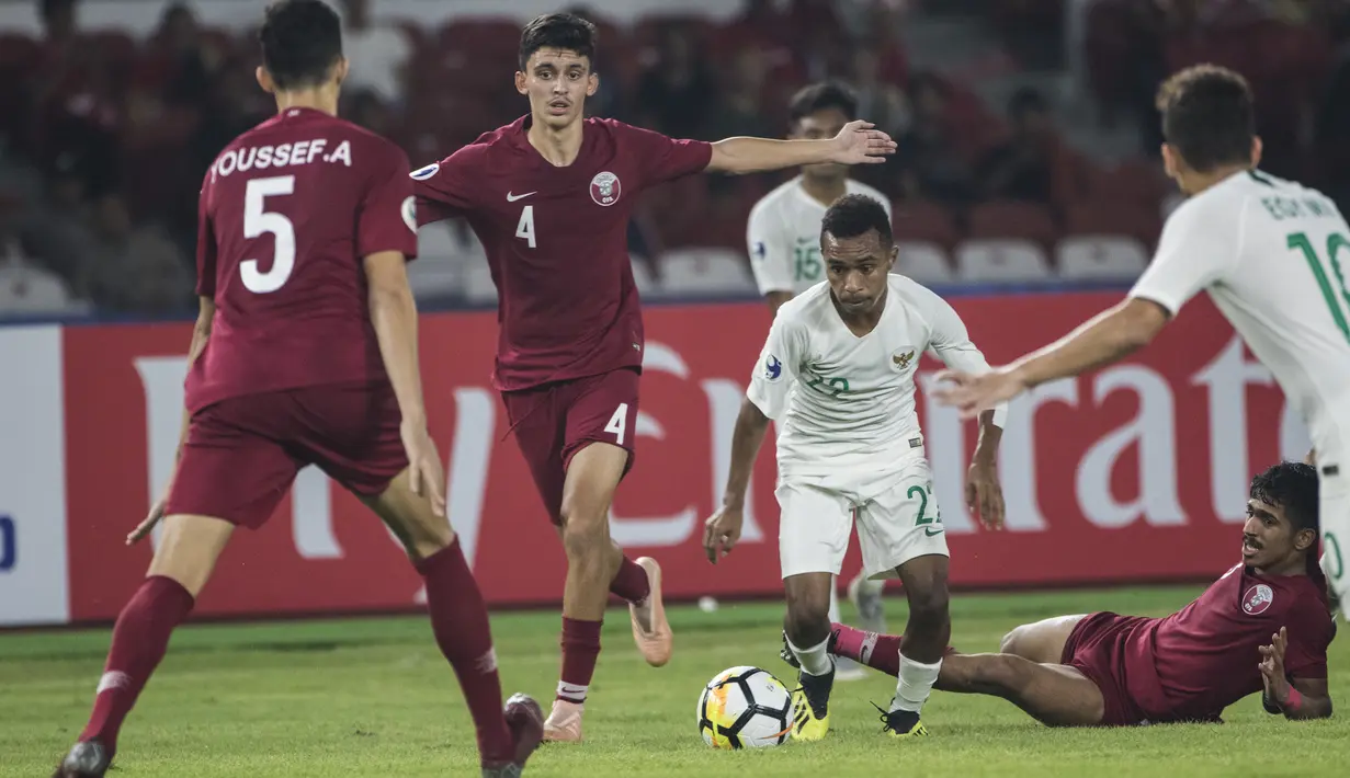 Gelandang Timnas Indonesia, Todd Rivaldo, melewati hadangan pemain Qatar pada laga AFC U-19 Championship di SUGBK, Jakarta, Minggu (21/10). Indonesia kalah 5-6 dari Qatar. (Bola.com/Vitalis Yogi Trisna)