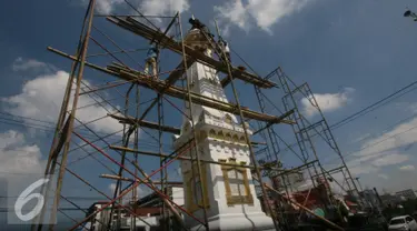 Sejumlah pekerja mengerjakan renovasi Tugu,Yogakarta, Rabu (29/6). Pengerjaan renovasi dilakukan untuk memperindah monumen yang menjadi ikon kota Yogyakarta. (Liputan6.com/Boy Harjanto)