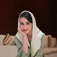 "Karena kalau jadi artis representatif diri kita sendiri. Mau melakukan abcd, kita tahu konsekuensinya. Tapi jadi istri pejabat, sorotan jadi lebih tajam, karena tanggung jawab moril lebih tinggi," ujar perempuan 24 tahun itu. (Adrian Putra/Bintang.com)