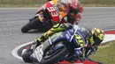 Pembalap Yamaha Valentino Rossi (depan) beraksi selama sesi latihan bebas di Sirkuit Internasional Sepang, Malaysia, Sabtu  (24/10/2015).  Dalam sesi latihan bebas kedua pada hari Jumat Rossi terpuruk di posisi 8. (REUTERS/Olivia Harris)