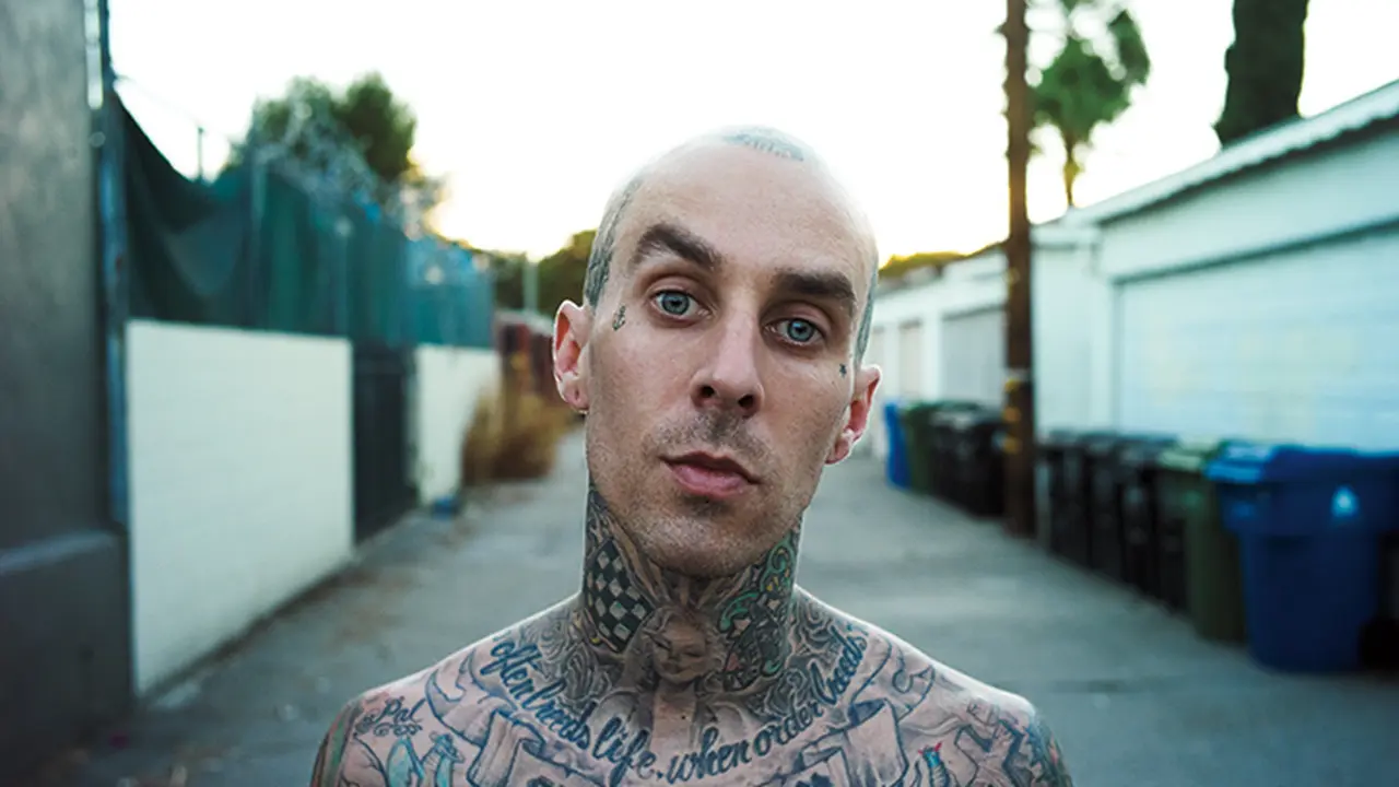 Seramnya Tato di Kepala Travis Barker