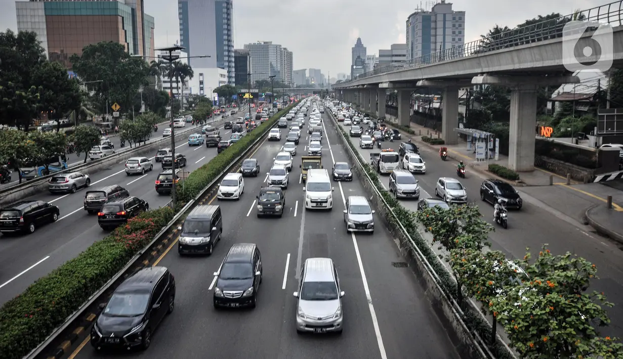 <p>Arus kendaraan saat melintas di ruas Tol Dalam Kota dan Jalan MT Haryono, Jakarta, Rabu (27/4/2022). Kepala Dinas Perhubungan DKI Jakarta Syafrin Liputo menjelaskan, sistem ganjil genap yang diberlakukan pada 13 ruas jalan di Jakarta akan ditiadakan saat libur Lebaran atau selama tujuh hari, yakni mulai 29 April 2022, lalu lanjut 1-6 Mei 2022. (merdeka.com/Iqbal S. Nugroho)</p>