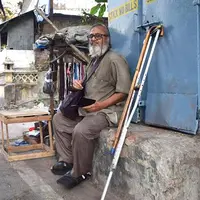 Dari pada menimbun harta, pria ini maknai sukses dengan membiayai pendidikan ratusan anak tak mampu di India. 