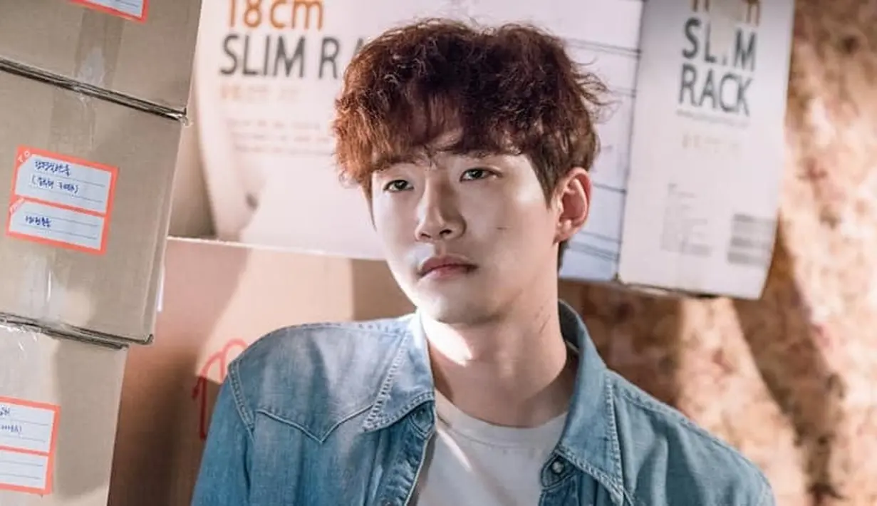 "Aku adalah orang tipe orang yang tidak aktif. Aku termasuk orang pendiam dan pemalu. Aku bahkan tak suka keramaian, jadi aku lebih memilih menghabiskan waktu di rumah," tutup Junho 2PM. (Foto: soompi.com)