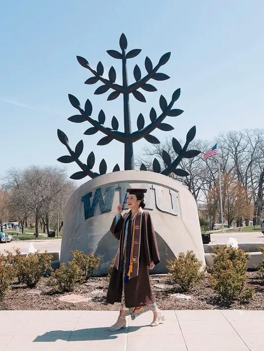 Ia pun menjalani prosesi wisuda mengenakan kebaya dan toga setelah pendidikan 4 tahun [@bebytsabina]