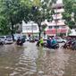Hujan deras menyebabkan ruas Jalan Bungur Besar Raya di depan PN Jakarta Pusat banjir. (Medeka.com)