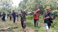 Babinsa Koramil Tapalang bersama warga menandu Harudding untuk mendapatkan pertolongan medis (Foto: Liputan6.com/Istimewa)