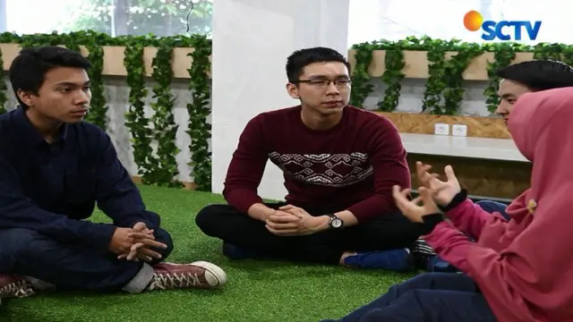Melalui diskusi seputar dunia politik, Kevin membangun komunitas Indonesia Berbicara.