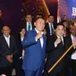 Ketua Umum PSSI periode 2023-2027 Erick Thohir (kanan depan) berfoto bersama Ketua Umum PSSI periode 2019-2023 Mochamad Iriawan usai menerima bendera panji PSSI saat Kongres Luar Biasa Persatuan Sepak Bola Seluruh Indonesia (KLB PSSI) 2023 di Jakarta, Kamis (16/2/2023). Erick memperoleh 64 suara mengungguli AA Lanyalla Mattalitti yang meraih 22 suara. Sedangkan dua kandidat calon lainnya tidak memperoleh satu suara pun. (Liputan6.com/Herman Zakharia)