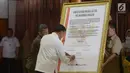 Menko Polhukam Wiranto menandatangani piagam ikrar setia kepada Pancasila, UUD 45, NKRI dan Bhineka Tunggal Ika di Jakarta, Selasa (13/8/2019). Keluarga Besar Harokah Islam Indonesia, eks DI/TII, dan eks Negara Islam Indonesia (NII) membacakan ikrar setia tersebut. (merdeka.com/Imam Buhori)