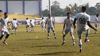 Persib B menjalani latihan di SPOrT Arcamanik, Bandung, Rabu (19/6/2019). (Bola.com/Erwin Snaz)