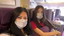 Anggun C Sasmi dan Kirana di dalam pesawat. Meski mengenakan masker, wajak Kirana masih tampak sangat mirip dengan ibunya. (Foto: Instagram/ anggun_cipta)