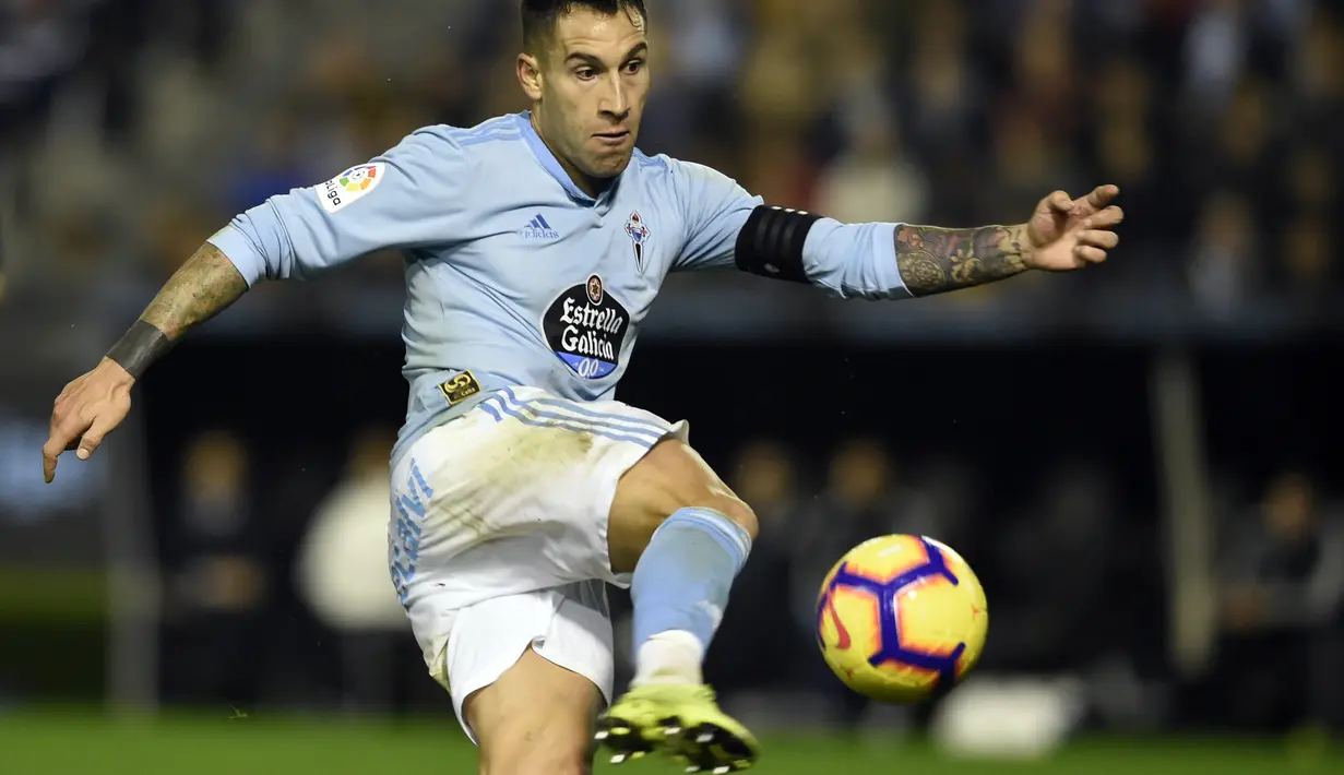 Aksi gelandang Celta Vigo, Hugo Mallo kontra Real Madrid pada laga lanjutan pekan ke-12 La Liga 2018/19, Senin (12/11) yang berlangsung di stadion Balaidos, Spanyol. Celta Vigo tumbang 2-4. (AFP/Miguel Riopa)
