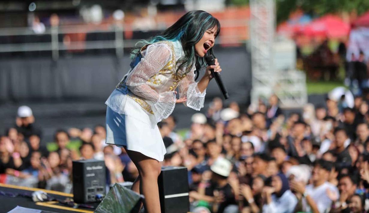 Hujan yang sempat mengguyur kawasan Stadion Madya, Gelora Bung Karno, Jakarta, Sabtu (28/02/2026) sore WIB menambah nuansa syahdu dan tak menyurutkan antusiasme penonton. Tampak dalam foto, penyanyi Idgitaf saat tampil pada hari pertama gelaran KapanLagi Buka Bareng (KLBB) Festival 2026 di Stadion Madya, Kompleks Gelora Bung Karno, Senayan, Jakarta, Sabtu 28 Februari 2026. (Dok/Kapanlagi Youniverse)