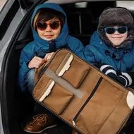 Travel kit yang tepat bisa membuat anak lebih nyaman, sekaligus membantu orangtua tetap santai selama perjalanan. (foto/dok: freepik)