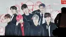 Warga melewati poster komersial anggota boyband K-pop, BTS, di luar toko bebas pajak di Seoul, Selasa (1/9/2020). Lagu "Dynamite" puncaki tangga lagu Billboard dan membuat BTS menjadi penyanyi Kpop sekaligus grup Asia pertama yang meraih posisi nomor satu di Billboard Hot 100. (Jung Yeon-je/AFP)