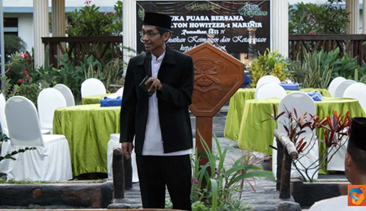 Citizen6, Surabaya: Batalyon Howitzer-1 Mar melaksanakan Buka Puasa bersama keluarga di Batalyon Howitzer-1 Marinir Karang Pilang, Surabaya, Senin (30/7). (Pengirim: Budi Abdillah)