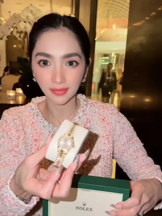 Makeup Angel Karamoy saat Valentine. [@realangelkaramoy]