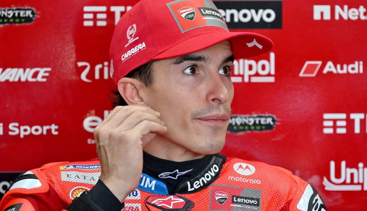 Pecinta balap motor dunia sangat menantikan penampilan Marc Marquez. Akankah Marc Marquez mampu menaklukkan Sirkuit Mandalika?. Tampak dalam foto, pembalap MotoGP Spanyol dari Tim Ducati Lenovo, Marc Marquez bersiap untuk sesi latihan bebas jelang Grand Prix MotoGP Indonesia di Sirkuit Internasional Mandalika, Nusa Tenggara Barat, pada 3 Oktober 2025. (SONNY TUMBELAKA/AFP)